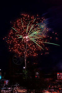 夜空月节日烟花对抗黑天空假期新年烟火派对城市庆典天空焰火火花背景