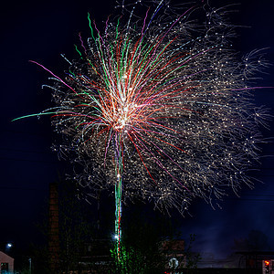节日烟花对抗黑天空焰火城市假期新年天空派对庆典烟火火花图片