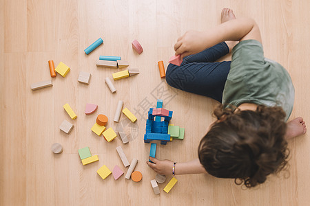 女孩在地板上与建筑块一起玩想像力家庭积木游戏托儿所儿童房间建筑孩子教育图片
