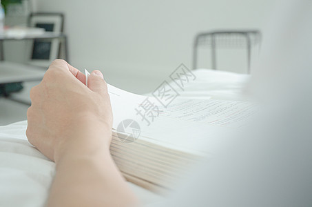 在卧室里放松 读一本书男人经理学习写作商业生活文档大学教育女性图片