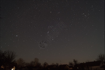 一幅Lend 暴露于低光照下的村庄和夜空的照片黑暗星云宇宙勘探艺术星光天文学星空望远镜蓝色图片