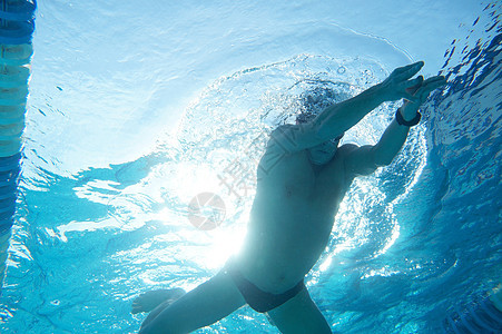 在游泳池里游泳优势蝶泳反射空气小路职业竞赛锦标赛分频器训练图片