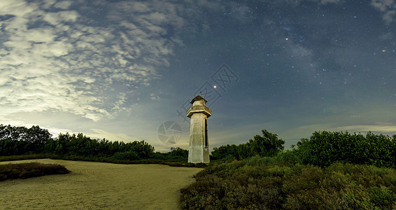 海中灯塔看起来整齐 荒野中的旧灯塔 后面的天空有云 星星和银河系天文学天文星系摄影宇宙暮光夜空星云图片