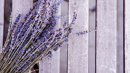 木制桌上的干洗熏衣剂花束温泉叶子紫色蓝色产品木头花朵香味香气图片