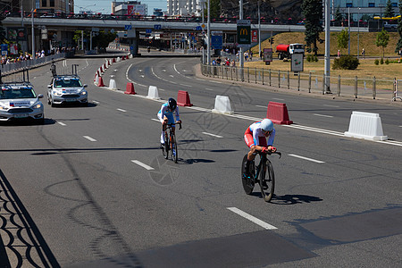 白俄罗斯明斯克  2019 年 6 月 25 日 来自俄罗斯的自行车手超过来自卢森堡的自行车手参加了 2019 年 6 月 25图片