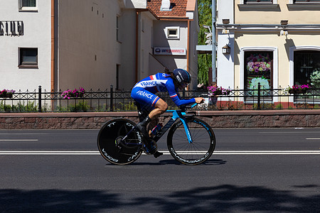 白俄罗斯明斯克2019 年 6 月 25 日 来自法国的自行车手参加了 2019 年 6 月 25 日在白俄罗斯明斯克举行的第二图片