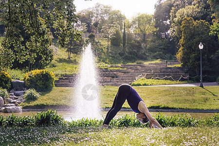 在公园户外做瑜伽的女人运动冥想身体幸福活力饮食娱乐姿势阳光运动员图片