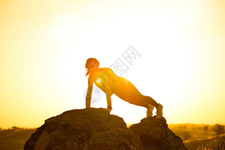 在山区做俯卧撑的年轻女子 在日落运动 体育和健康活跃生命体概念 3全景训练身体日落运动员姿势女性镜片活动锻炼图片