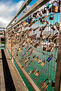 爱情锁在栅栏上旅行金属恋人夫妻栏杆红色挂锁钥匙幸福友谊图片