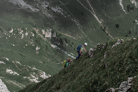 两个登山者在穆纳丁边旅游女士岩石自由天空男人旅行悬崖远足运动图片