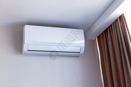 Swi公寓内房间的墙壁上小型空调机图片