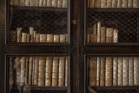 旧书在壁橱的架子上 旧书 旧书的背景 书架背景图片