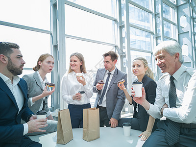 享有咖啡休息时间的商务人士职场团队管理人员商务伙伴会议职员白领人士女性图片