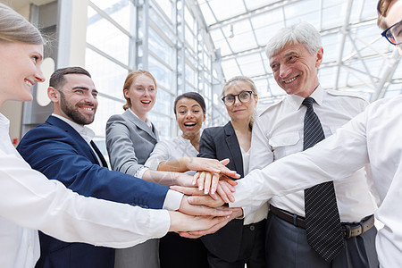 商业团队堆手圆圈女士青年男人成人会议问候语享受多样性微笑背景图片