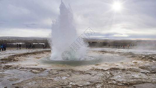 Geyser在冰岛喷发 产生大量热水天空喷泉地热压力火山圆圈蒸汽旅行旅游力量图片