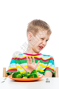 10岁男孩拒绝午餐吃一盘西兰花 概念p图片
