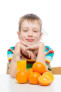 白人背景上鲜橙子汁男孩的肖像画图片