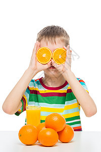 长着橙子和新鲜果汁的小丑男孩 装在白色的背黑锅上图片