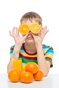 一个男孩的照片 橙子和新鲜果汁在白色上图片