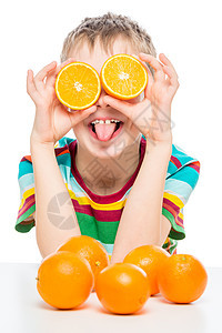 一个男孩的垂直纵向肖像 白色背脊有橙子图片