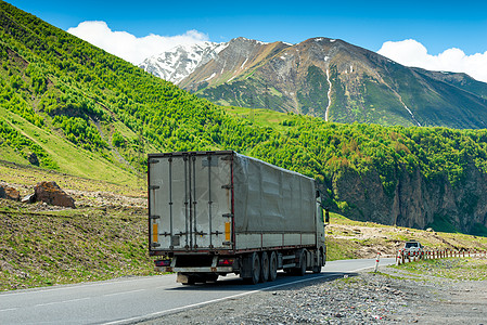 格鲁吉亚军事公路上山区的拉登马车(在格鲁吉亚军用道路上)图片