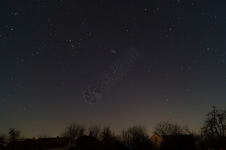 一幅Lend 暴露于低光照下的村庄和夜空的照片科学星座墙纸星空望远镜星系勘探艺术黑暗火花图片