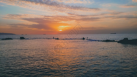 海面上美丽的日落风景 船上和渔民都围着月光图片