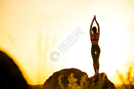 女性在户外伸展 温暖的反日落运动 体育和健康活跃生命体概念全景太阳天空姿势运动耀斑身体锻炼女孩阳光图片
