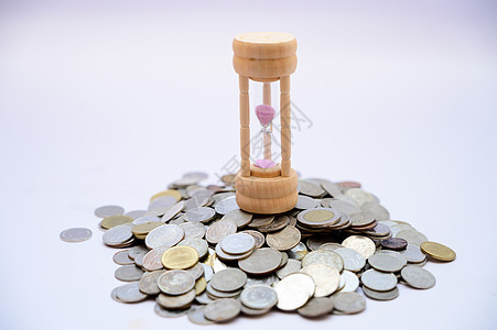 沙漏和硬币时间概念与节省金钱图片