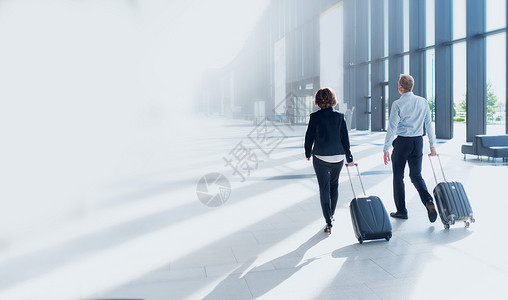 两人的商务旅行成人女士男人大厅假期女性套装行李运输公司图片