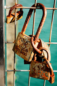 爱情锁在栅栏上钥匙栏杆夫妻幸福挂锁恋人金属文化地标红色图片