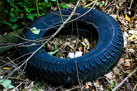 车轮上的旧轮胎裂开了 就躺在垃圾填埋场里沥青汽车橡皮煤炭鞭打篝火金属牵引力村庄裂缝图片