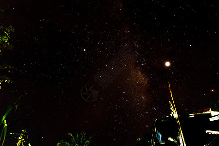 夜晚风景 山上有多彩的银河和黄光 夏季星空与山丘相伴 美丽的宇宙 空间背景银河系地形气候科学天空荒野天文摄影勘探星光图片