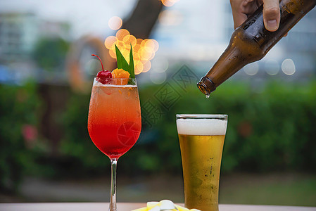 人们在餐馆庆祝啤酒和马泰或马泰酒的庆祝活动玻璃情调派对奢华果汁糖浆木头橙子酒吧享受图片