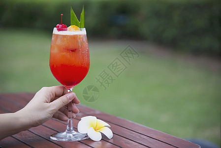 全世界最喜欢的鸡尾酒包括朗姆酒柠檬汁或果汁糖浆和橙色液醇果汁干杯假期热带餐厅奢华女性派对玻璃饮料图片