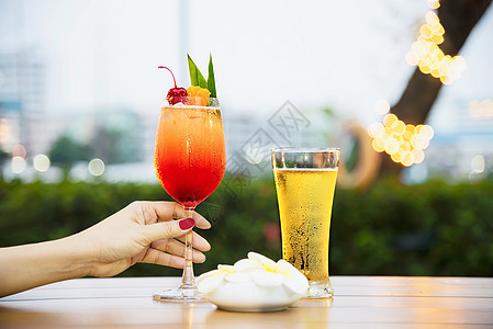 人们在餐馆庆祝啤酒和马泰或马泰酒的庆祝活动欢呼花园情调享受饮料糖浆餐厅玻璃女性奢华图片