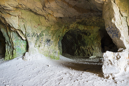在Shiryaevo村的老旧被遗弃的犹太教石灰石墓穴石头生产孤独地区天花板画廊历史隧道图片