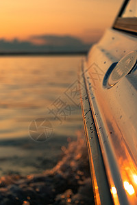 日落时从船上抽出水来海滩飞溅天空海洋反射海浪旅游蓝色支撑阳光图片
