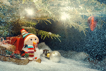 圣诞作文  雪中的圣诞树 礼物 玩具雪人和圣诞快乐和新年快乐的题词 复制空间 文本位置照片假期风格卡片装饰盒子雪橇雪花降雪雪堆图片