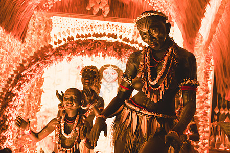 印度加尔各答 2017 年 9 月 26 日传统部落 Santal 或 Santhal 族群舞者的装饰艺术和工艺雕塑在著名的中穿图片