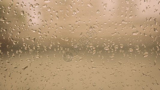 雨季湿窗玻璃窗帘表面的雨滴 摘要背景 与户外多云环境隔绝的雨滴自然形态 笑声要素气泡热带基本粒子背光元素风化挡风玻璃反射设计图片