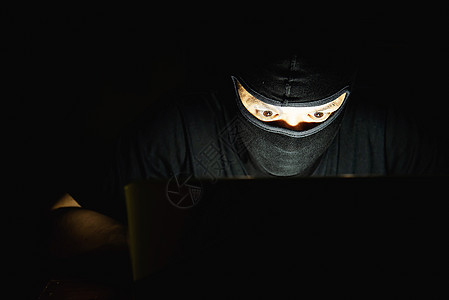 电脑黑客在暗室里用笔记本电脑工作  有电脑犯罪概念的人治愈抗生素处方女孩男性病人药物疾病女性药片图片