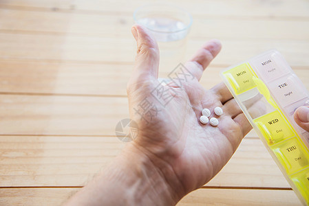 人要吃药片  有医疗健康问题概念的人药剂剂量盒子日程男性药店疾病治疗玻璃女性图片