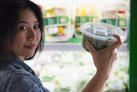 女士正在超市商店购买新鲜蔬菜  新鲜市场生活方式概念中的女性篮子顾客饮食消费者店铺食物水果女孩杂货店购物者图片