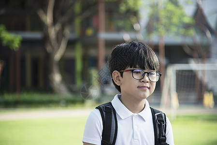 年轻的亚裔泰国男孩愉快地上学孩子们回到学校的概念 笑声男生瞳孔绿色书包眼镜男性学习公园孩子童年图片