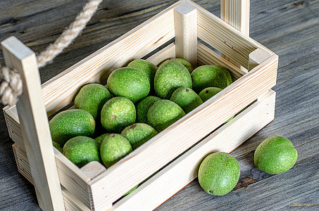 木箱里绿壳里的胡桃果子的青绿色果实植物叶子民间营养医疗农村灰色药品核桃酊剂图片
