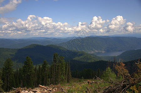 山脉和湖泊的全景 从山顶到云层下生长着松树 (注 风向)图片