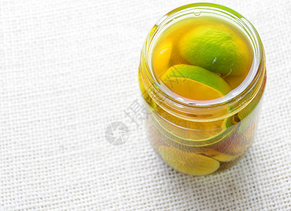 柠檬蜂蜜 把柠檬放进泥瓦罐里 交替一层饮料药品杯子玻璃流感植物水果香料桌子食物图片