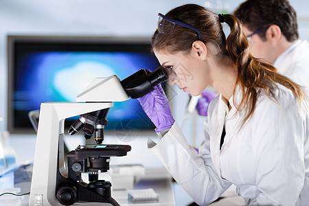 年轻研究人员在生命科学实验室进行研究 笑声显微镜基因风镜保健专家女性医院遗传学研究员药剂师图片
