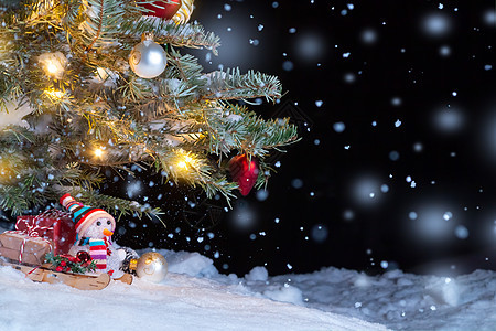 圣诞作文  雪中的圣诞树 礼物 玩具雪人和圣诞快乐和新年快乐的题词 复制空间 文本位置雪橇照明雪堆照片雪花花环降雪风格盒子假期图片